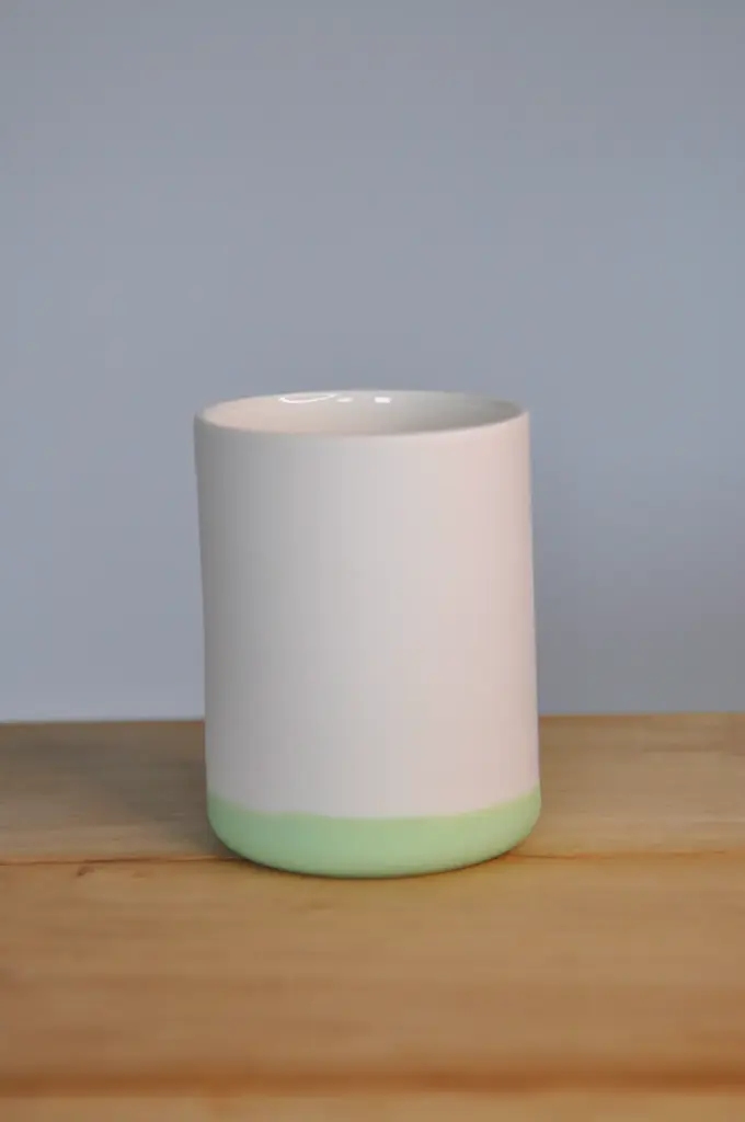 Tasse blanche fond vert