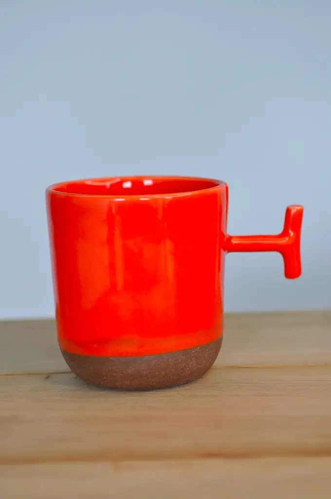 Tasse anse rouge et brune
