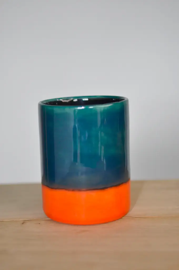 Tasse verte et orange - intérieur noir