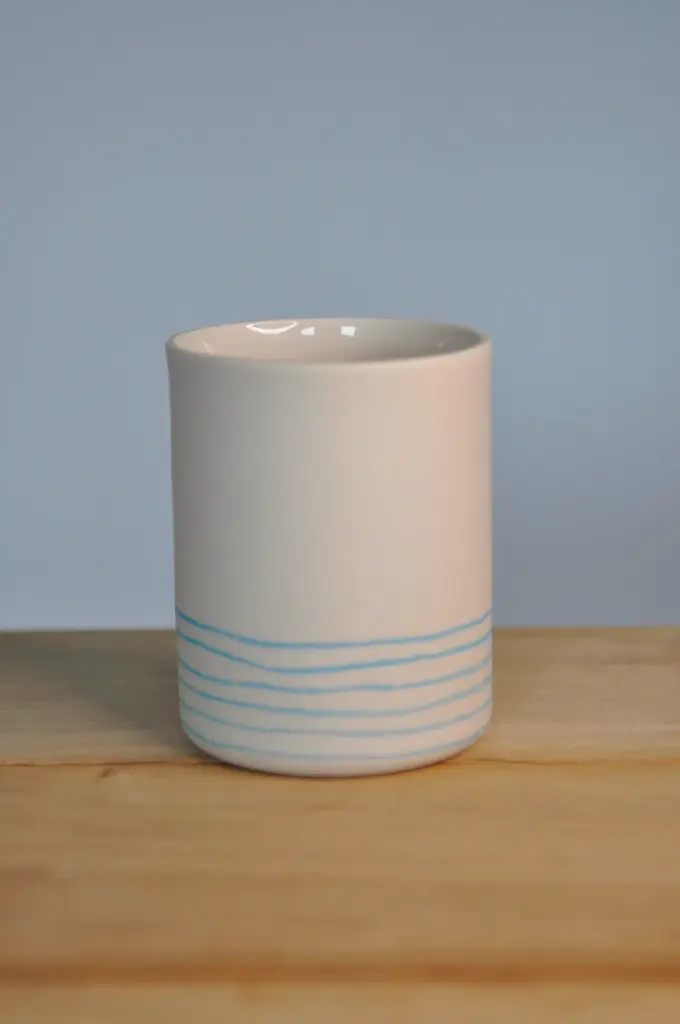 Tasse blanche lignes bleues
