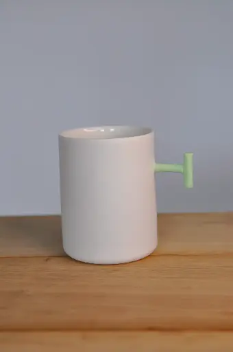 Tasse blanche anse verte