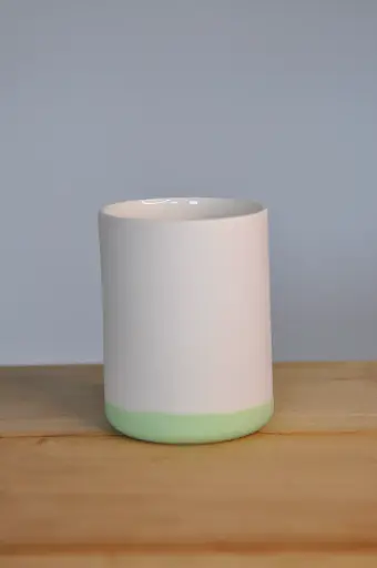 Tasse blanche fond vert