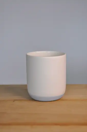 Tasse blanche fond bleu