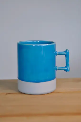 Tasse bleue avec anse