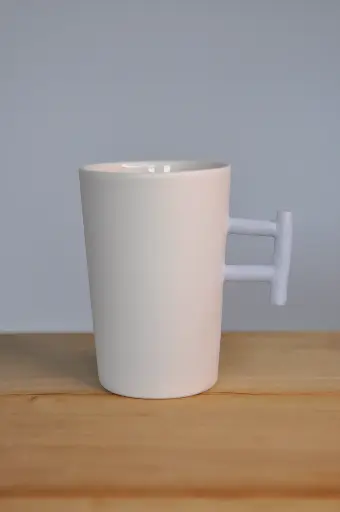 Tasse blanche anse bleue