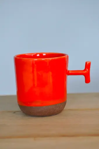 Tasse anse rouge et brune
