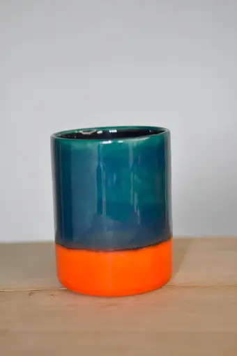 Tasse verte et orange - intérieur noir