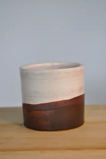Petit pot brun et crème