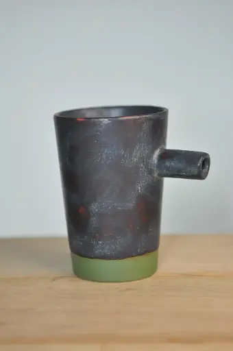 Tasse avec anse tube noire et verte