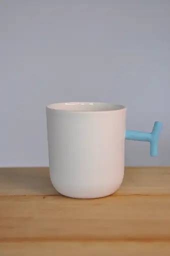 Tasse anse bleue