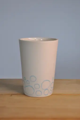 Tasse blanche bulles bleus