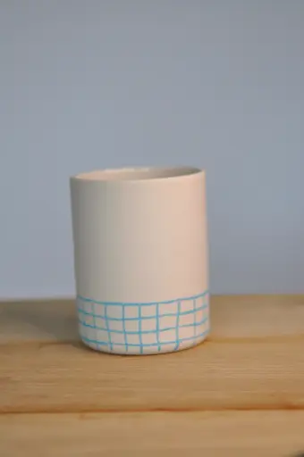 Tasse blanche quadrillage bleue