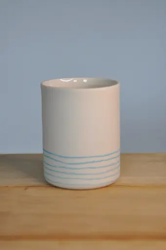 Tasse blanche lignes bleues