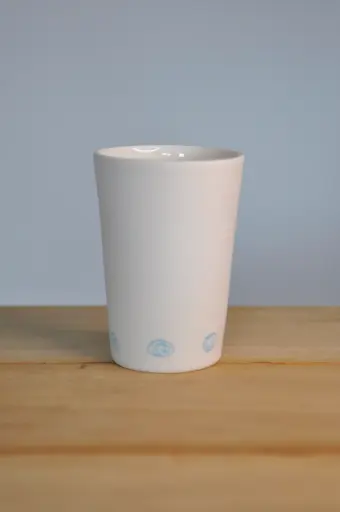Tasse blanche ronds bleus