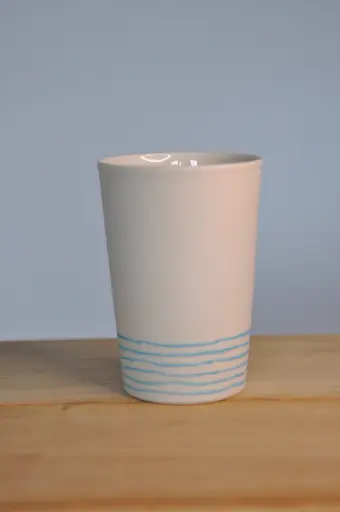 Tasse blanche lignes bleues