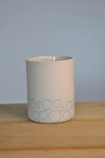 Tasse blanche bulles bleues